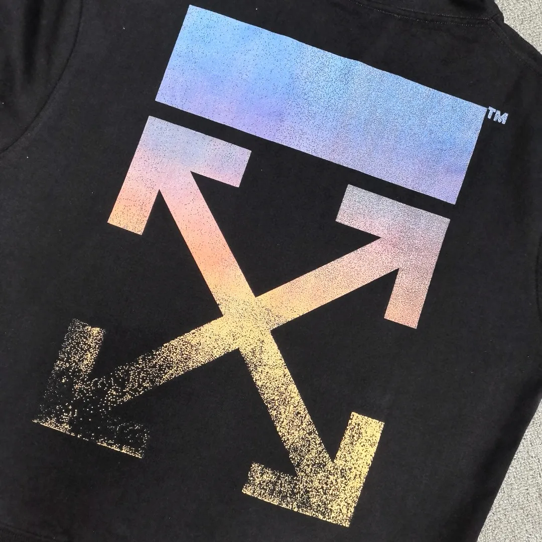 Top tested version 2022SS new spring and summer OFF WHITE blurred color gradient frosted arrow pure cotton OW same style autumn and winter pure cotton hoodie sweatshirt for male and female couple stars. The printing adopts screen printing technology, and 5 sets of screen printing are made of contrasting colors. The first set of white glue is used as base, the second is blue, the third is purple, the fourth is orange, and the fifth is yellow, plus authentic one-to-one craftsmanship restoration. Refuse to use misprinting technology to replace the visual effect of gradient colors. Create a gradient frosted texture. The printing is visually matte, and the feel is also matte. It feels gritty to the touch. And the printing can be pulled apart. Customized collar watch, washed, hang tag. To distinguish the market, use 19 bids instead of 20 bids. The fabric is made of 480g large fish scale pure cotton terry fabric, which is full of drape.  Color: Black Size: XS-L P:390